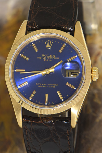 ROLEX Oyster Perpetual Date mit attraktivem blauen Zifferblatt in 18Kt Gold-Ausführung
