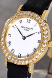 Patek Philippe Calatrava 18Kt Gold Ladie's wristwatch with 36 diamonds set bezel
