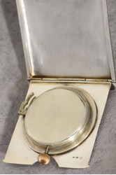 Miniaturreiseuhr mit Viertelstundenrepetition im aufklappbaren Silbergehäuse mit Streifendekoration in Niellotechnik, um 1910