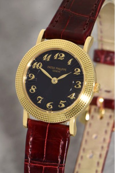 Patek Philippe Calatrava Lady's 18K Gold wristwatch,  triple "Clous de Paris" decoration, Reference: 4919